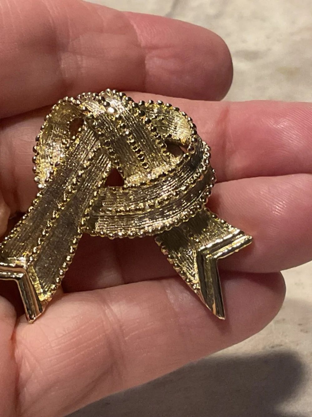 Gerry’s Knotted Ribbon Brooch Vintage Goldtone 2” across